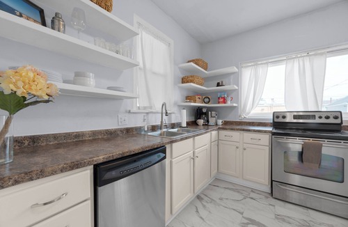 Glen Echo House | The Big Blue House—5BR w/New Kitchens & Bathrooms