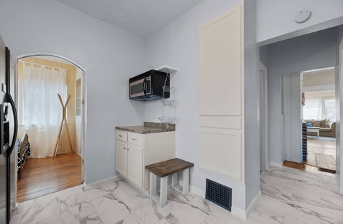 Glen Echo House | The Big Blue House—5BR w/New Kitchens & Bathrooms