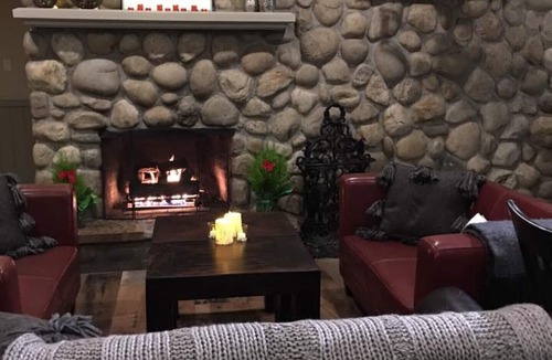 Silver Star Mountain Hotel | The Bulldog - Standard King 1