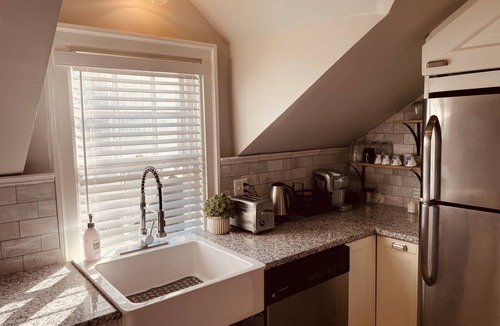 Catonsville Cottage | The Carriage House at Historic Belle Grove Manor