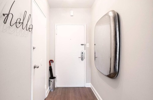 Radnor - Fort Myer Heights Apartment | The Chelsea - King 1BR in Rosslyn with Queen Sleeper, Free Parking & Metro Access