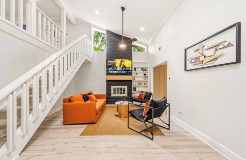 George Bush Park/Eldridge House | The Cozy - 5B3BR - Pool Deck - Hot Tub - Pergolas - Basketball