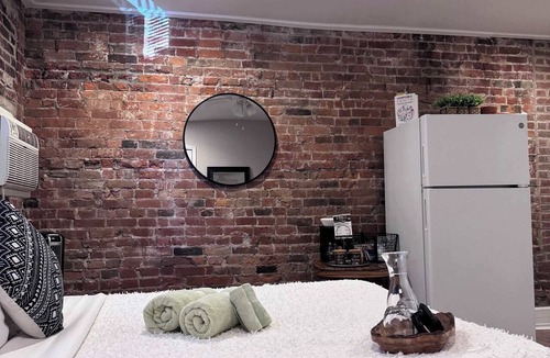 Short North Apartment | The District by Jungle House | Downtown & Short North | Walk to High Street | Near Convention Center, OSU & Nationwide Arena | Private Parking | 5,800+ Reviews