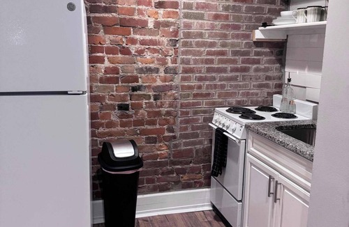 Short North Apartment | The District by Jungle House | Downtown & Short North | Walk to High Street | Near Convention Center, OSU & Nationwide Arena | Private Parking | 5,800+ Reviews