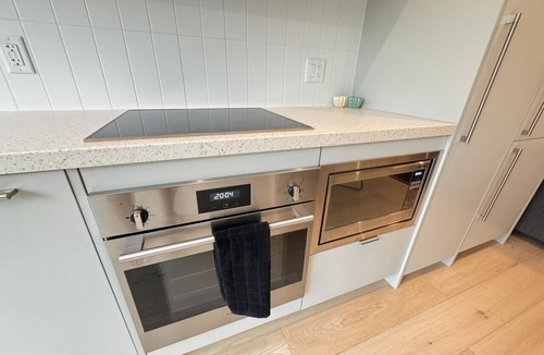 Rossland Apartment | The Drop Zone at RED Mountain - Mountain View Ski-In Ski-Out Suite, Rossland BC