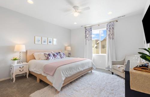 Caldwell House | The Explorer! Extra Game Room, Fire pit Sleeps 10!