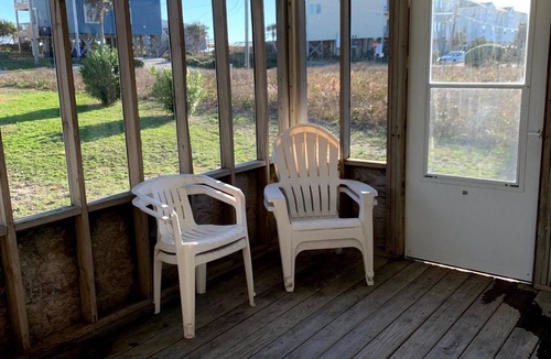 Surf City Cottage | “The Fishbowl” - The Perfect Surf City Intimate Beach Cottage!