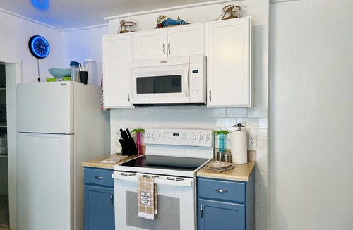Colonial Beach Cottage | The Front Porch Cottage , Cozy and Close to Main Beach Activities