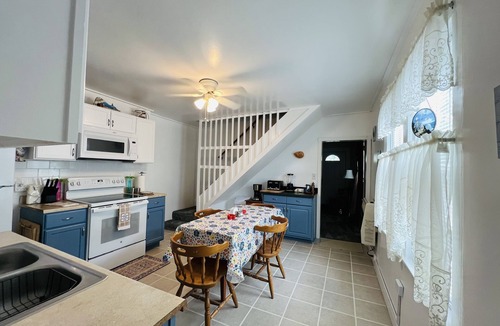 Colonial Beach Cottage | The Front Porch Cottage , Cozy and Close to Main Beach Activities