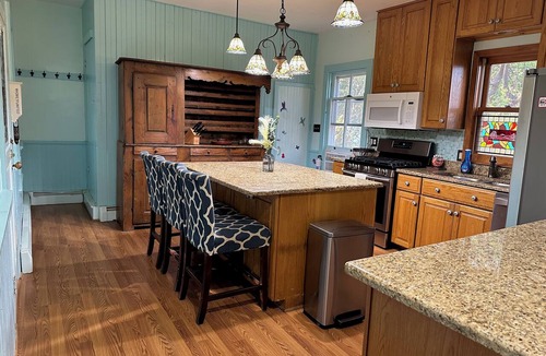 Gaithersburg House | The Gold Room/Spacious Victorian Inn