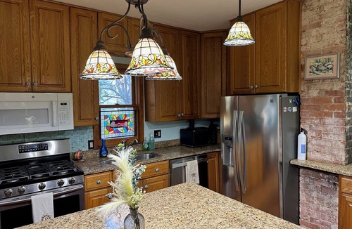 Gaithersburg House | The Gold Room/Spacious Victorian Inn