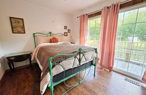 Columbia Cabin | The Green Duck Lodge at Fort Landing in Alligator