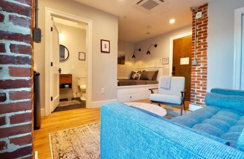 Old Town Alexandria Apartment | The Jefferson Suite at Prince Street Inn