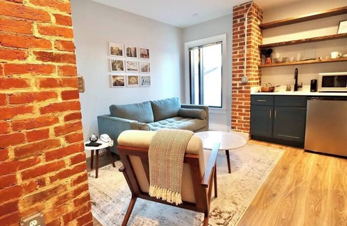 Old Town Alexandria Apartment | The Jefferson Suite at Prince Street Inn