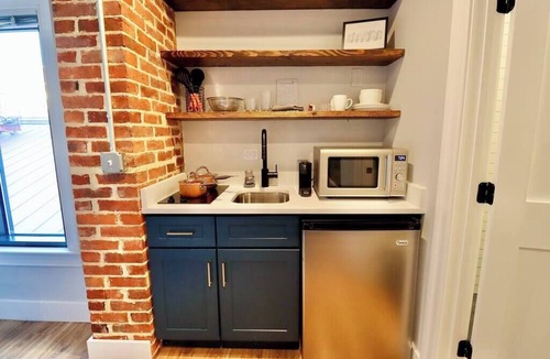 Old Town Alexandria Apartment | The Jefferson Suite at Prince Street Inn