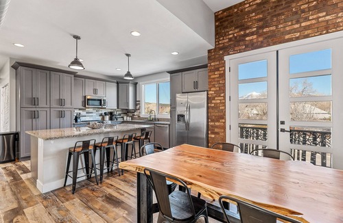 Southside Cabin | "The Juniper"-Gathering Tree's Ultimate 12 suite Downtown Group Stay