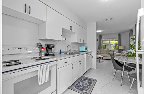 Bay Esplanade Cottage | The Lazy Lemon Cottage Steps From the Beach, Frenchys and Palm Pavilion.