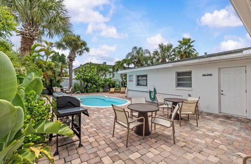Bay Esplanade Cottage | The Lazy Lemon Cottage Steps From the Beach, Frenchys and Palm Pavilion.