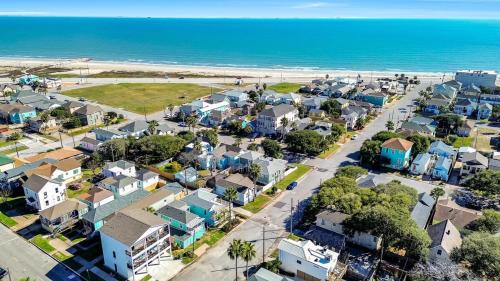 San Jacinto House | The Lazy Palm Cottage with Hot Tub and Near Beach