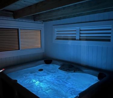 San Jacinto House | The Lazy Palm Cottage with Hot Tub and Near Beach