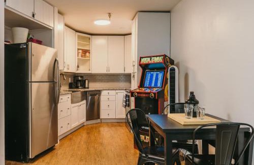 Beaverdell Apartment | The Lifty Ski-In Ski-Out Studio, Pool and Gym