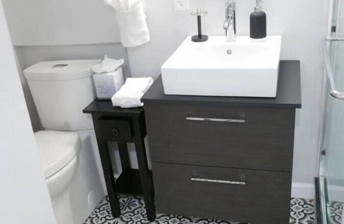 Mount Pleasant Apartment | The Lions Roar~Sleeps 4, Walk to Zoo!