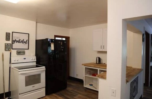 Garberville House | "The Lodge" River Access 2 Kitchens Dines 18 ppl