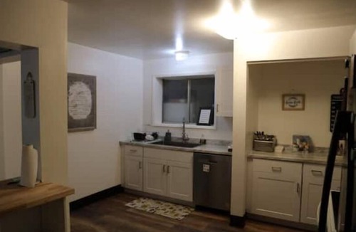 Garberville House | "The Lodge" River Access 2 Kitchens Dines 18 ppl