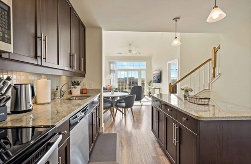 Eisenhower East Apartment | THE LOFT | Relax | Cozy | Old Town | 2 Bedrooms