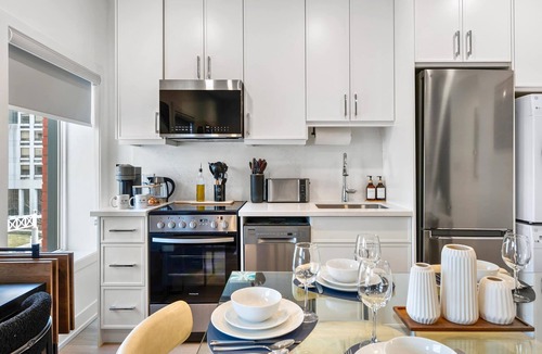 Grange Park Hotel | The McCaul | Cozy DT Suite near MAJOR INTERNATIONAL SPORTING EVENT 2026