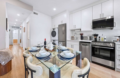 Grange Park Hotel | The McCaul | Premium DT Suite near MAJOR INTERNATIONAL SPORTING EVENT 2026