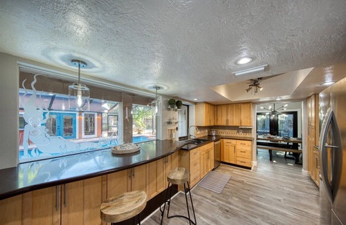 Bayhaven Villa | The Mermaid House. 5/4 home 1 mi to beach w heated(free) saltwater pool w/lanai