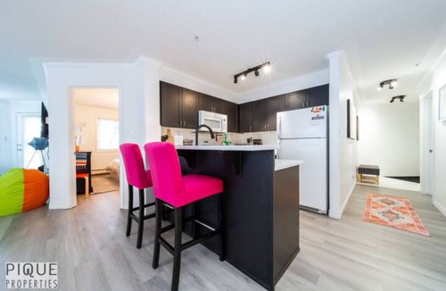 Downtown Edmonton Condo | The Neon Palace - KingBed - Fireplace - Netflix - UG Park
