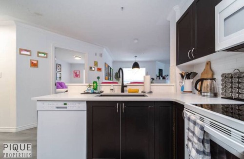 Downtown Edmonton Condo | The Neon Palace - KingBed - Fireplace - Netflix - UG Park