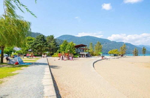 Harrison Hot Springs House | The Nook, Top Floor Suite with Lake and Mtn View