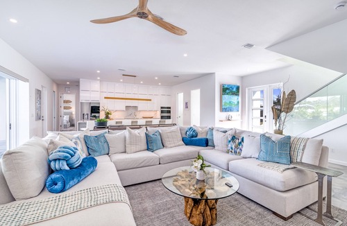 Arlington Park House | The Palace on Clematis – Vacation Home with Large Pool, Fire Pit & Great Location