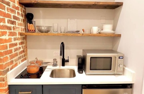 Old Town Alexandria Apartment | The Queen Suite at Prince Street Inn