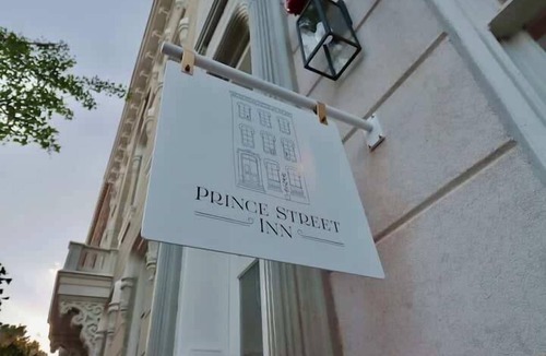 Old Town Alexandria Apartment | The Queen Suite at Prince Street Inn