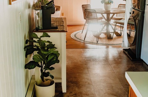 Old Lyme Cottage | The Solo Shore Cottage - Walk to Beach + Sun Porch