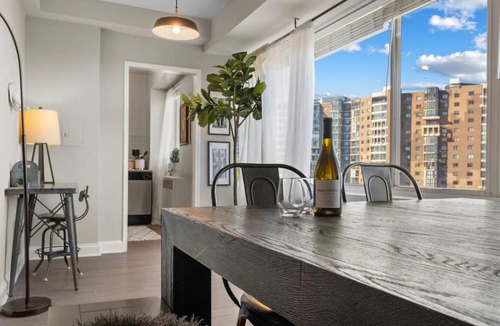 Radnor - Fort Myer Heights Apartment | The Sutton - Modern 1BR Apartment near Rosslyn Metro with Free Parking