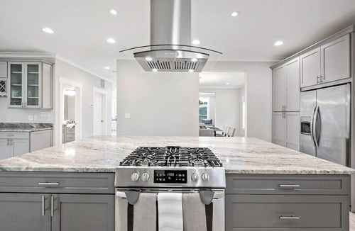 Baileys Crossroads House | The Ultimate Luxury | Yard | Jacuzzi | Garage