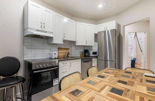 Cote-Des-Neiges—Notre-Dame-De-Grace Apartment | The Urban Retreat | Trendy 3BR in NDG