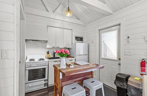 Terra Nova House | The Vaulted Suite Hot Tub, BBQ + Deck, Parking