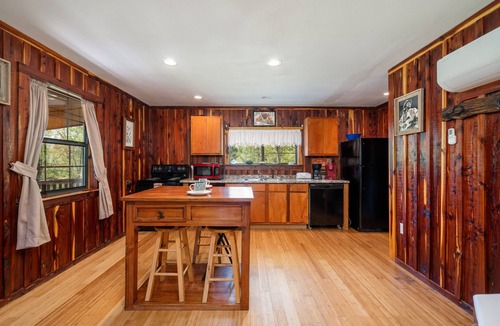 Murfreesboro Cabin | Three-Suite Riverfront Retreat