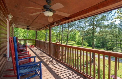 Murfreesboro Cabin | Three-Suite Riverfront Retreat