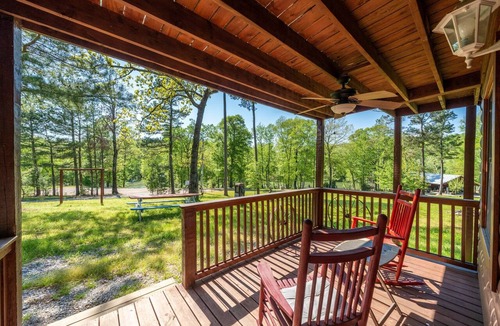 Murfreesboro Cabin | Three-Suite Riverfront Retreat