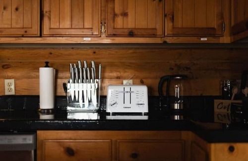 Kelseyville Cabin | TimberTales - A cozy log cabin with magical lakeviews