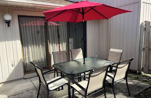 Nichols Condo | TimeOut 2! Spacious 2 bed/2bath condo, Sleeps 6, Pool!