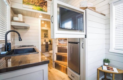 Apple Valley House | Tiny Home + Private Hot Tub | Zion Adventure Base