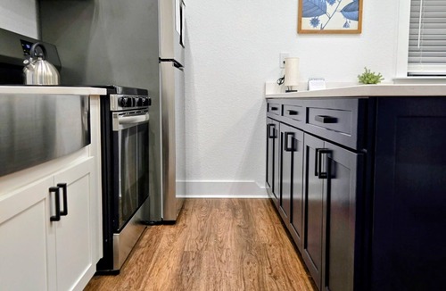 Jarvisburg House | Tiny House. King bed. Queen bed. Quaint Neighborhood Beach!